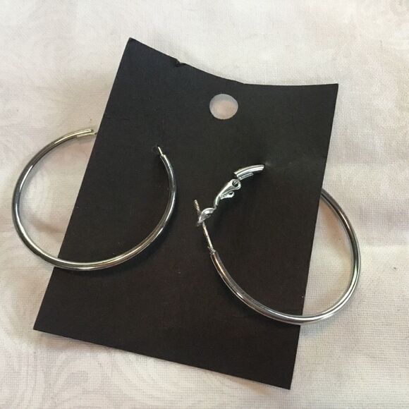 Jewelry - Silvertone Hoop Earrings 